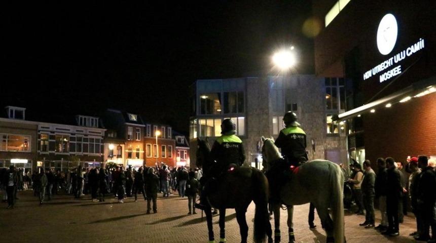 Hollanda'da cami &ouml;n&uuml;nde ırk&ccedil;ı protesto!