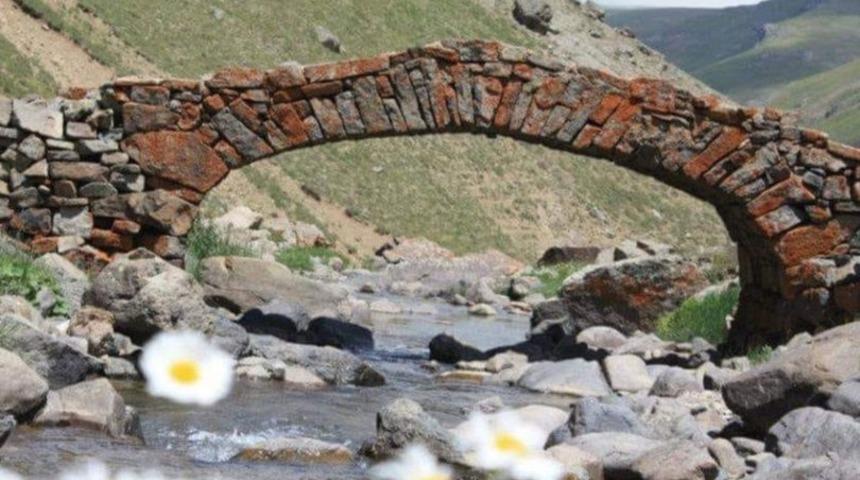 G&uuml;m&uuml;şhane'de akılalmaz olay: 300 yıllık tarihi kemer k&ouml;pr&uuml; ortadan kayboldu!