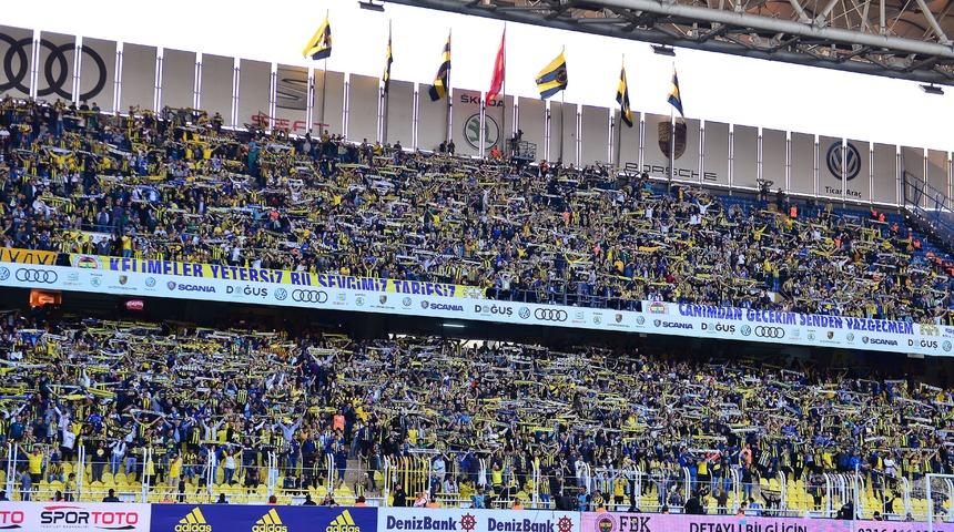 Fenerbahçe taraftarı, futbolculara tepkiyi küfürlü tezahüratlarla gösterdi!