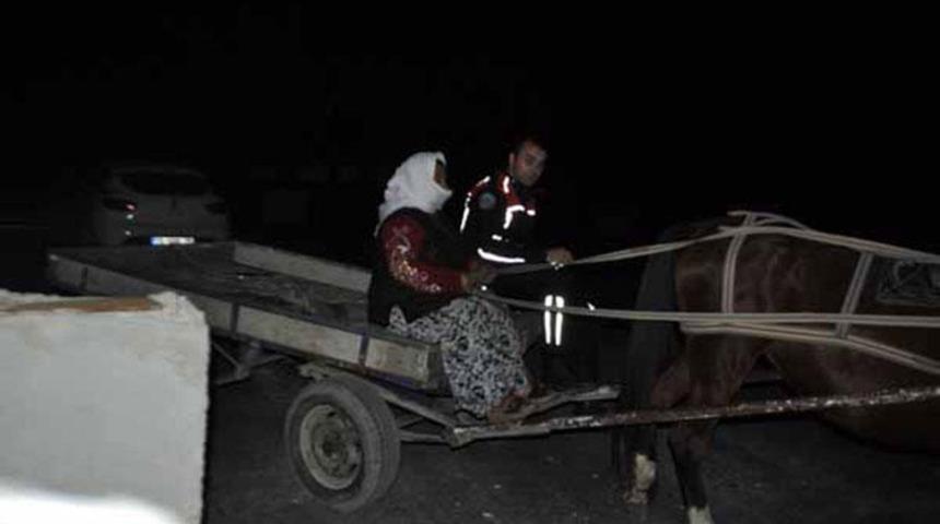 At arabasıyla g&ouml;zaltına alındılar