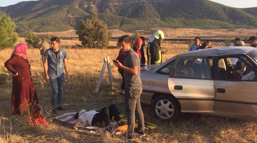 Denizli'de otomobil şarampol devrildi: 2 &ccedil;ocuk &ouml;ld&uuml;, 3 yaralı