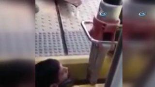 Her anı dehşet verici! Kafası tren boşluğuna sıkıştı!