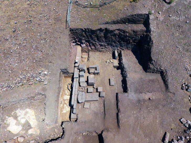 2 bin 300 yıllık aile mezarı bulundu  G2