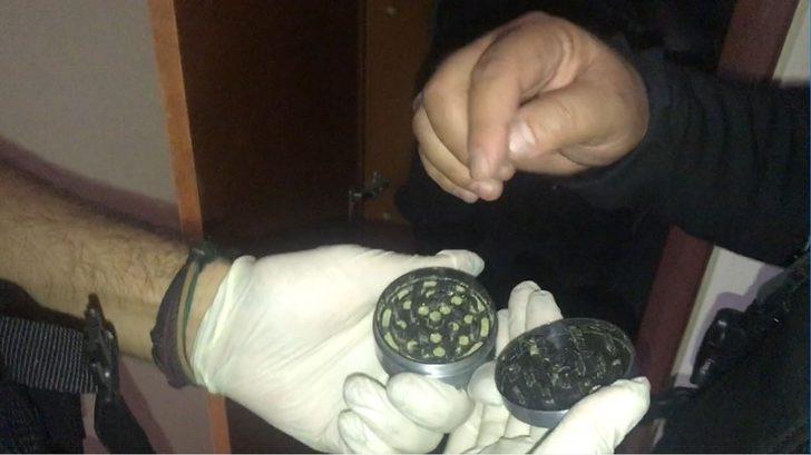 Ünlülerin torbacısı Cihangir'de sevgilisiyle birlikte yakalandı G2