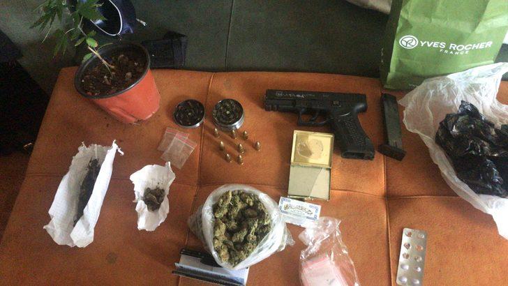 Ünlülerin torbacısı Cihangir'de sevgilisiyle birlikte yakalandı G3