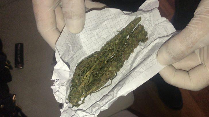 Ünlülerin torbacısı Cihangir'de sevgilisiyle birlikte yakalandı G5