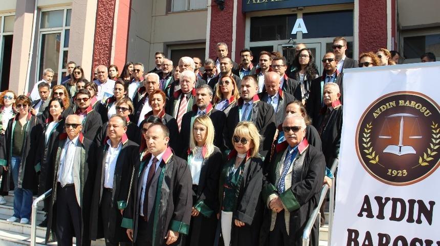 Aydın&rsquo;da avukatlar bu defa kendi haklarını aramak i&ccedil;in c&uuml;bbe giydi