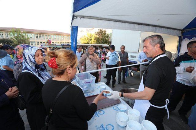 Başkan Tahmazoğlu vatandaşlara aşure ikram etti