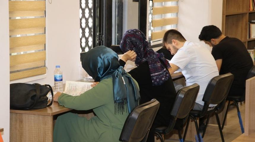 Karaköprü’de gençler sınavlara hazırlanıyor