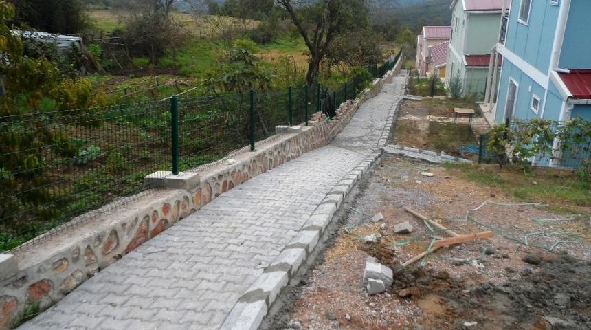 İzmit Belediyesi yol &ccedil;alışmalarını s&uuml;rd&uuml;r&uuml;yor