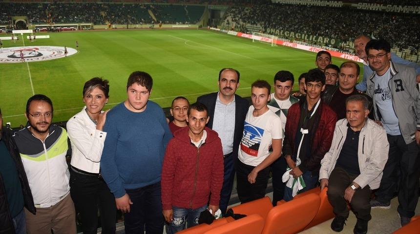 Başkan Altay, Konyaspor-Beşiktaş ma&ccedil;ında &ouml;zel eğitim &ouml;ğrencileriyle buluştu