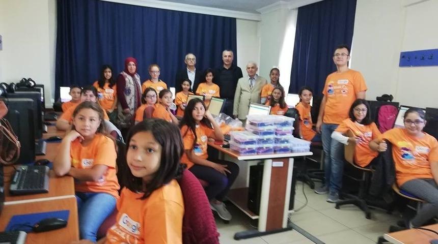 Burhaniye&rsquo;de kız &ouml;ğrenciler kodlamayı &ouml;ğrendi