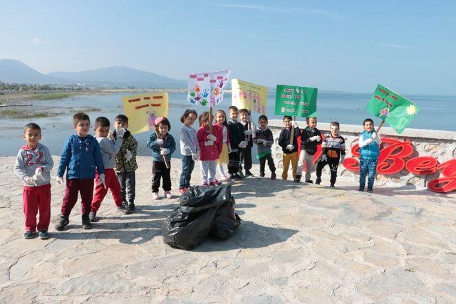 Beyşehir Gölü kıyısında anaokulu öğrencilerinden çevre temizliği