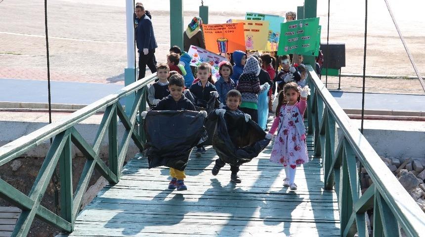 Beyşehir G&ouml;l&uuml; kıyısında anaokulu &ouml;ğrencilerinden &ccedil;evre temizliği
