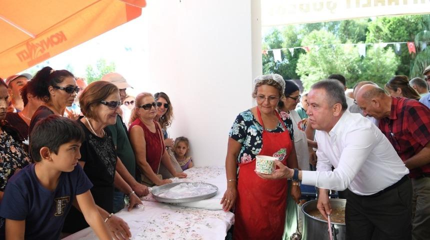 Başkan B&ouml;cek, aşure ikram etti