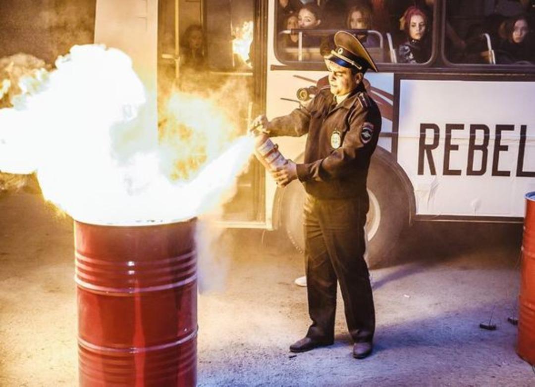 Rusya'da k&ouml;pr&uuml;altı defilesinde polis şoku 