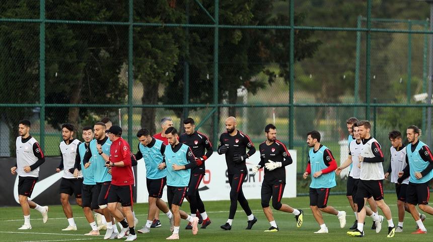 Mehmet Topal, sakatlığı nedeniyle milli takım kadrosundan çıkartıldı 