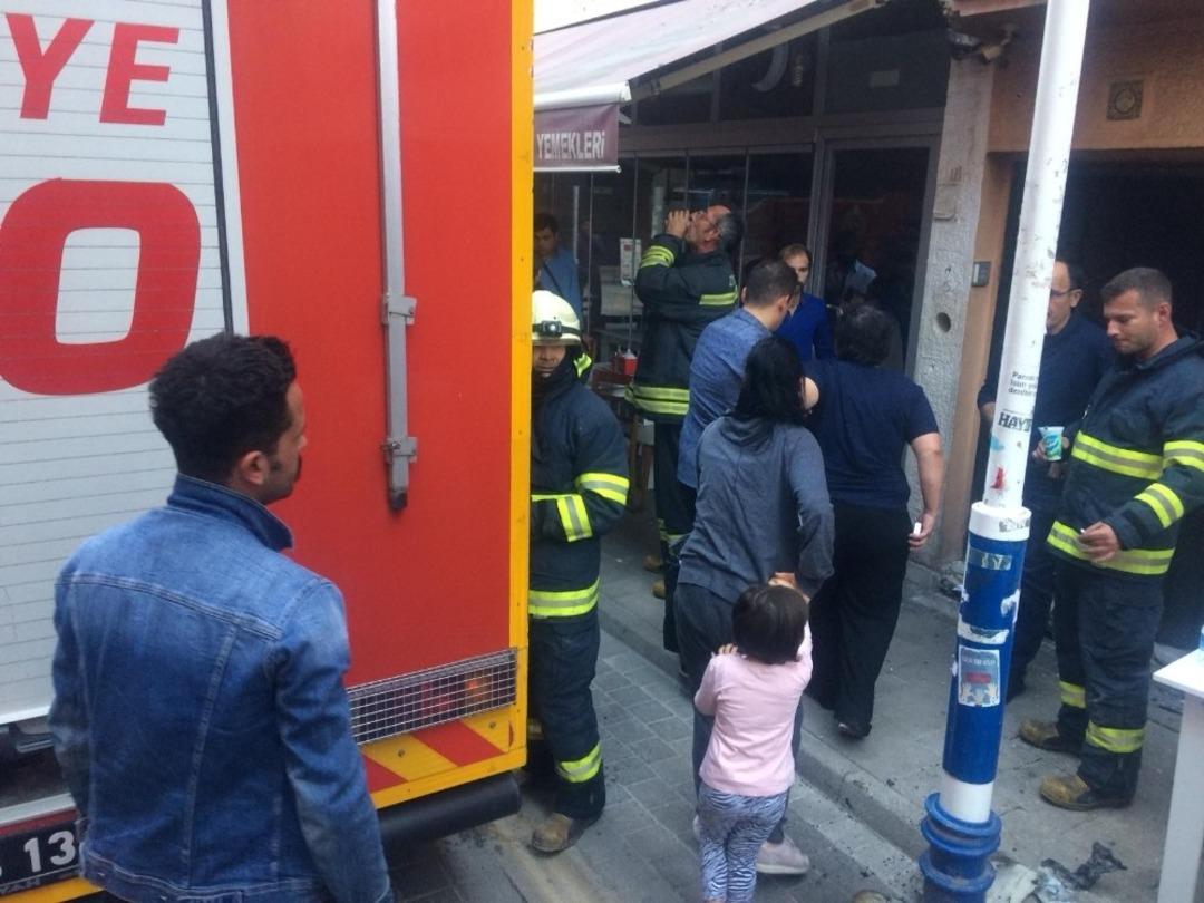 Elektrik kontağından &ccedil;ıkan yangın paniğe neden oldu