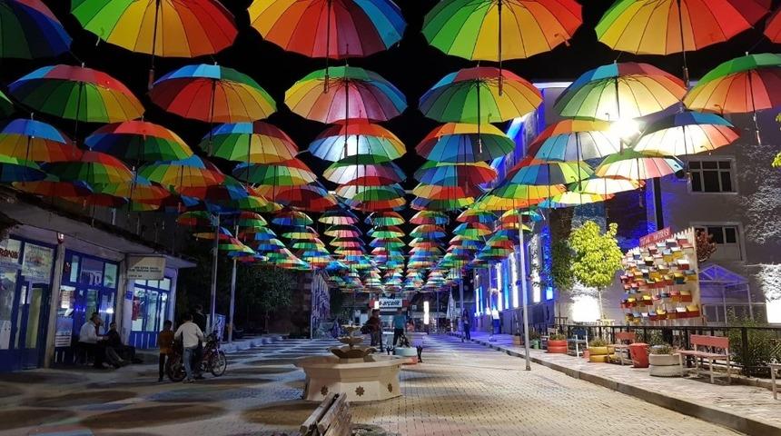 Tutak&rsquo;ta 200 &ouml;ğrenci Sanat Sokağı&rsquo;nda kitap okudu