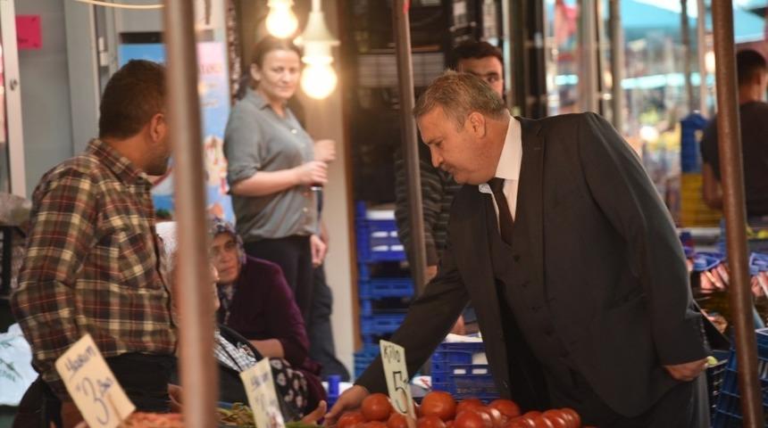 Başkan &Ccedil;er&ccedil;i Karak&ouml;y Pazarını gezdi