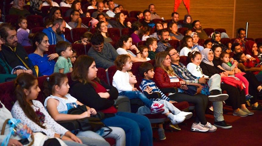 &Ouml;nyargılı olmanın zararlarını tiyatroyla &ouml;ğrendiler