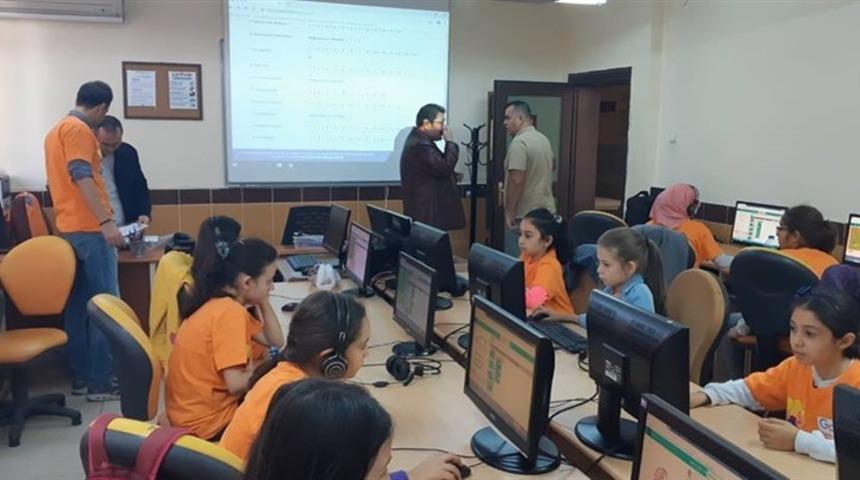 Edremitli &ouml;ğrenciler geleceği kodluyor