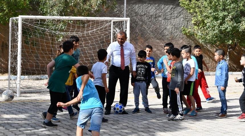 &Ccedil;ocuklarla futbol oynayan Vali Sonel, lunapark isteklerini de yerine getirdi
