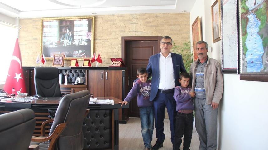 Kaymakam Y&uuml;cel, okula gitmek istemeyen &ccedil;ocukları ikna etti