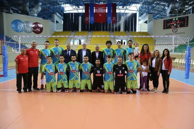 Voleybolcuların Kazım Kurt’a hediyesi galibiyet oldu