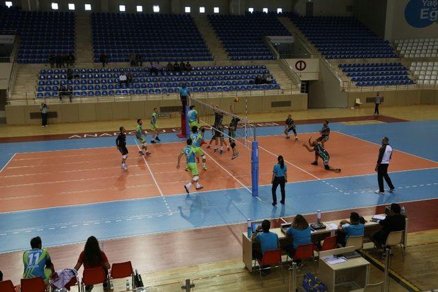 Voleybolcuların Kazım Kurt’a hediyesi galibiyet oldu