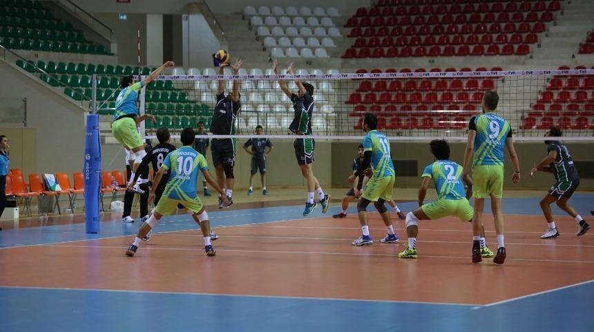 Voleybolcuların Kazım Kurt&rsquo;a hediyesi galibiyet oldu