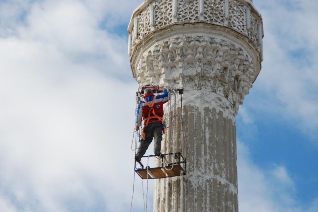 20 yıldır minarelerin bakımını yapıyor