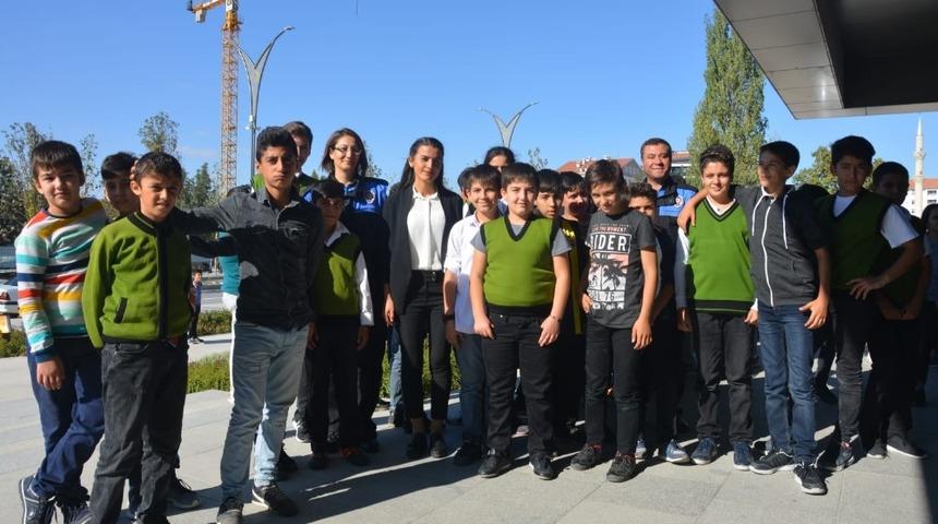 Kırşehir Emniyetinden &rsquo;Eğitimli gen&ccedil;lerle aydınlık gelecek&rsquo; projesi
