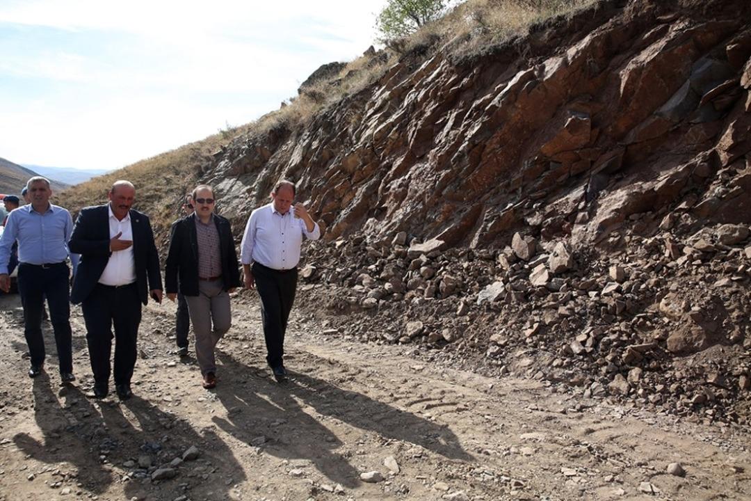 Vali Ali Hamza Pehlivan Yoncalı-Anzer bağlantı yolunda incelemelerde bulundu