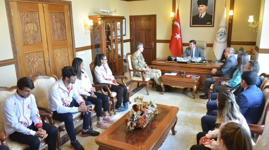 Erzincan&rsquo;da ki milli sporcular, Vali Arslantaş&rsquo;ı ziyaret etti