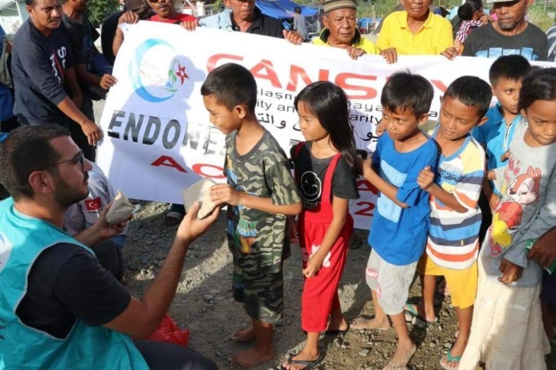 Endonezya&rsquo;ya cansuyu oluyorlar