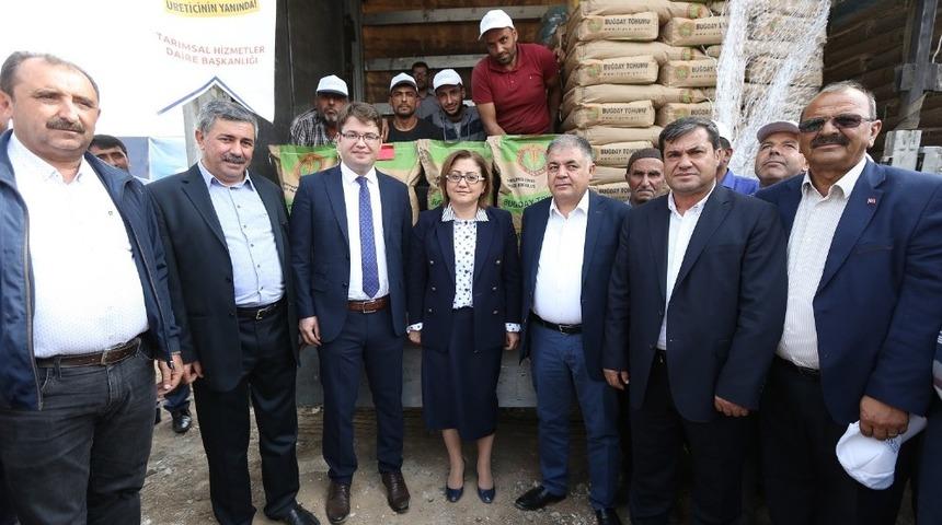 Büyükşehir, Nurdağı ilçesinde arpa ve buğday tohumu dağıttı