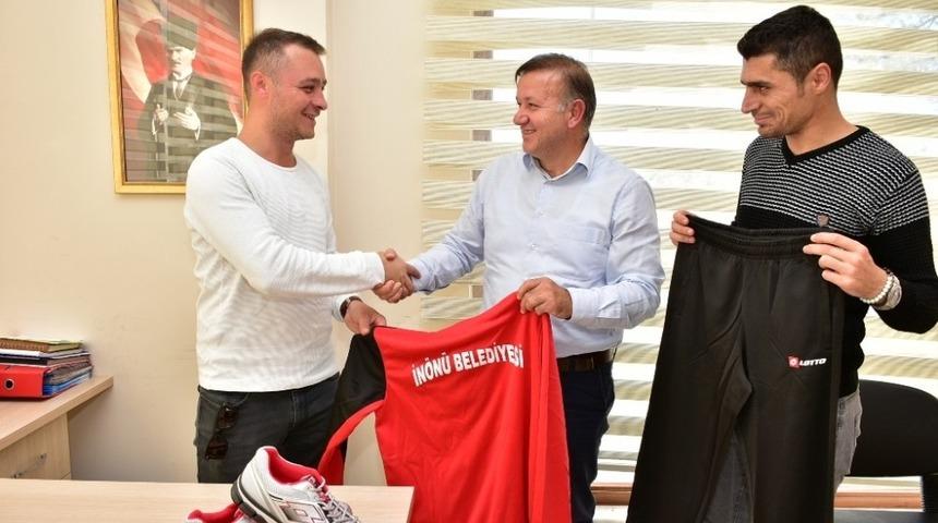 İn&ouml;n&uuml; Belediyesi amat&ouml;r spor kul&uuml;plere malzeme desteği geleneğini s&uuml;rd&uuml;rd&uuml;