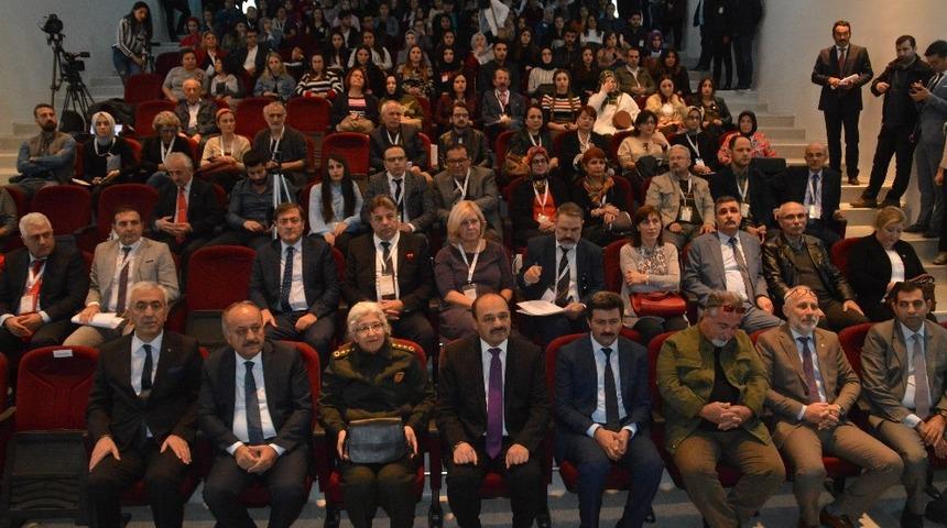 21.Y&uuml;zyılda T&uuml;rk Sanatı: Meseleler ve &Ccedil;&ouml;z&uuml;m &Ouml;nerileri Sempozyumu ger&ccedil;ekleştirildi