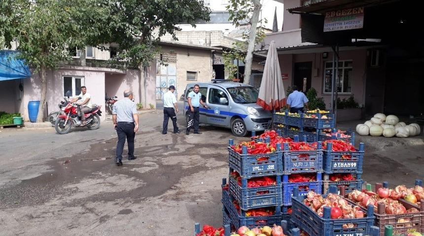 Zabıta ekipleri etiketleri kontrol ediyor
