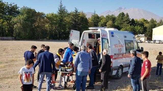 Ayağı kırılan genç futbolcu gözyaşlarına boğuldu