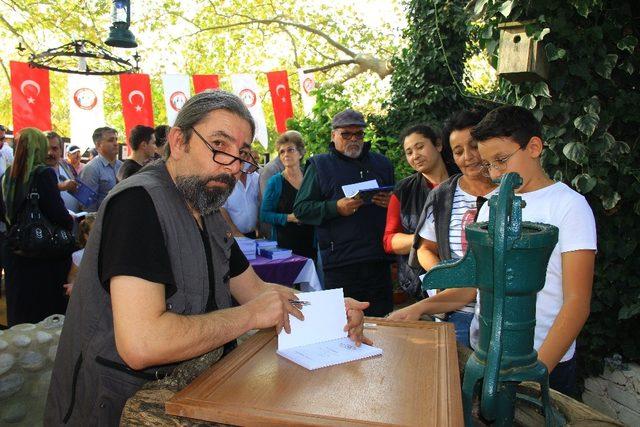 Atılgan kitabını kuyuda imzaladı