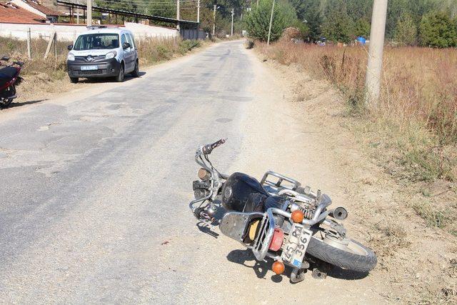 Motosiklet savrulan sürücü ağır yaralandı