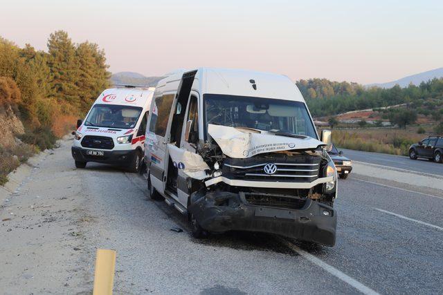Yolcu minibüsü, mermer yüklü kamyonete çarptı: 14 yaralı