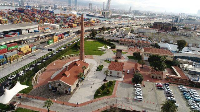 Tarihi Havagazı Fabrikası’nın bacasından 10 yıldır sanat tütüyor