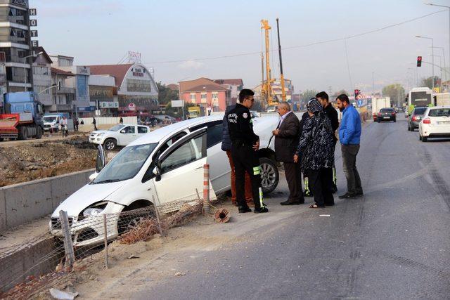 Tırın arkadan çarptığı otomobil, yol şantiyesine girdi