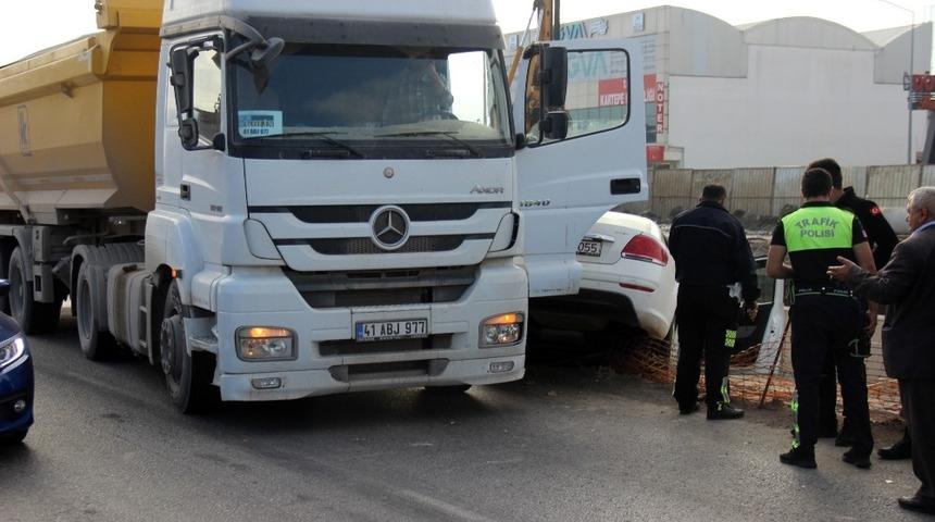 Tırın arkadan &ccedil;arptığı otomobil, yol şantiyesine girdi
