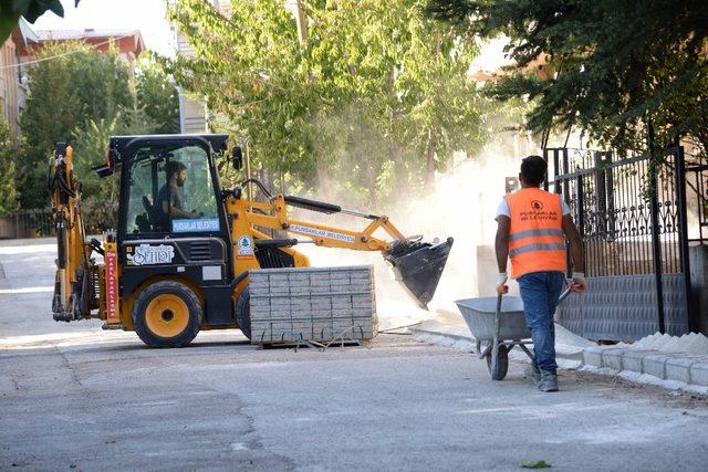 Pursaklar’da kaldırım çalışması devam ediyor