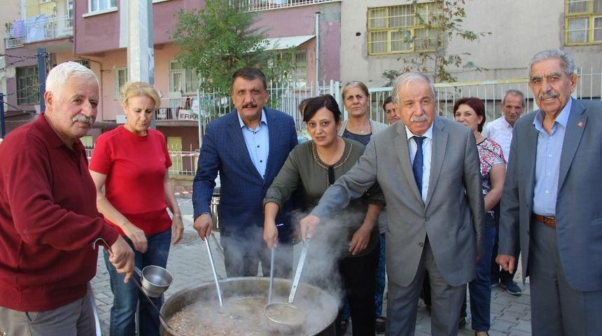 Atak&ouml;y Mahallesi&rsquo;nde bin kişiye aşure