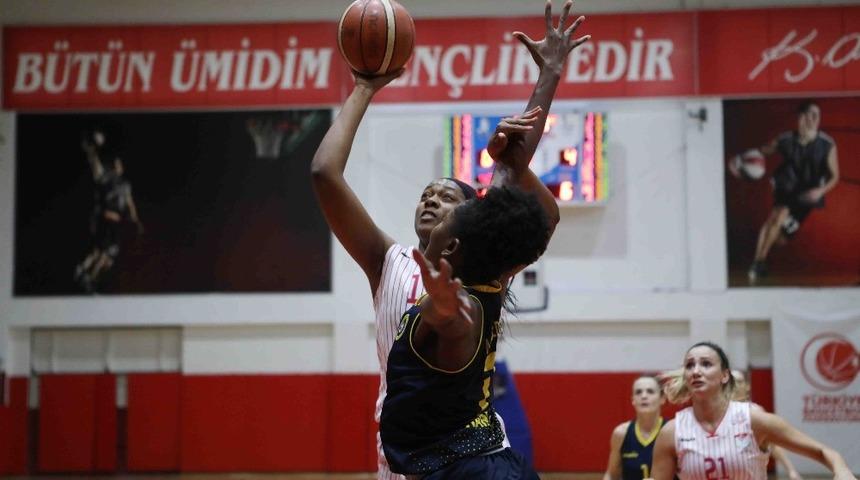 Bayraklı&rsquo;nın kızları Mardin B&uuml;y&uuml;kşehir Belediyesi&rsquo;ni yendi